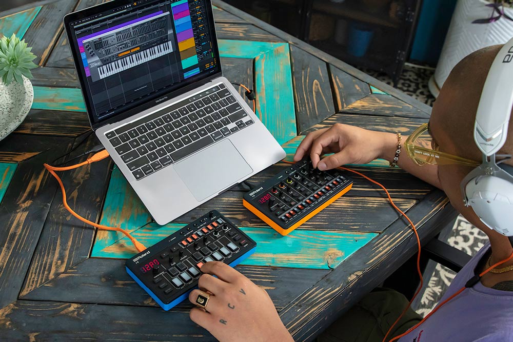 Roland J-6 Aira Compact Chord Synthesizer - Image 6