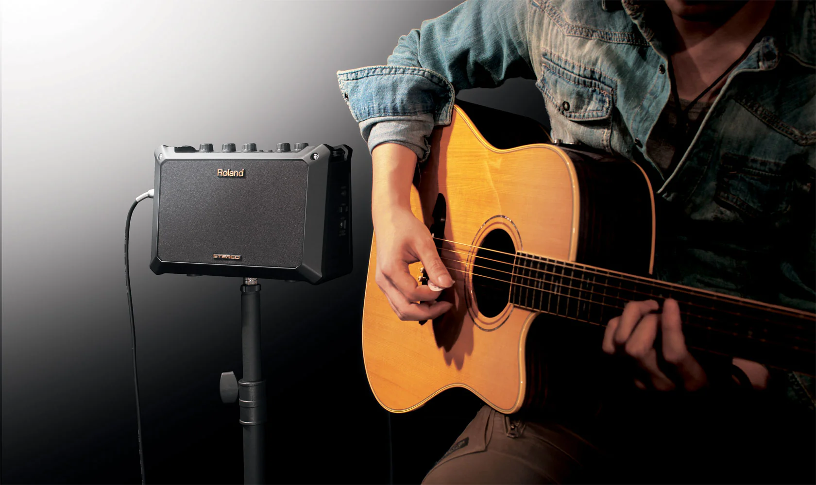 Roland MOBILE-AC 2.5W + 2.5W Battery Powered Acoustic Amp - Image 2