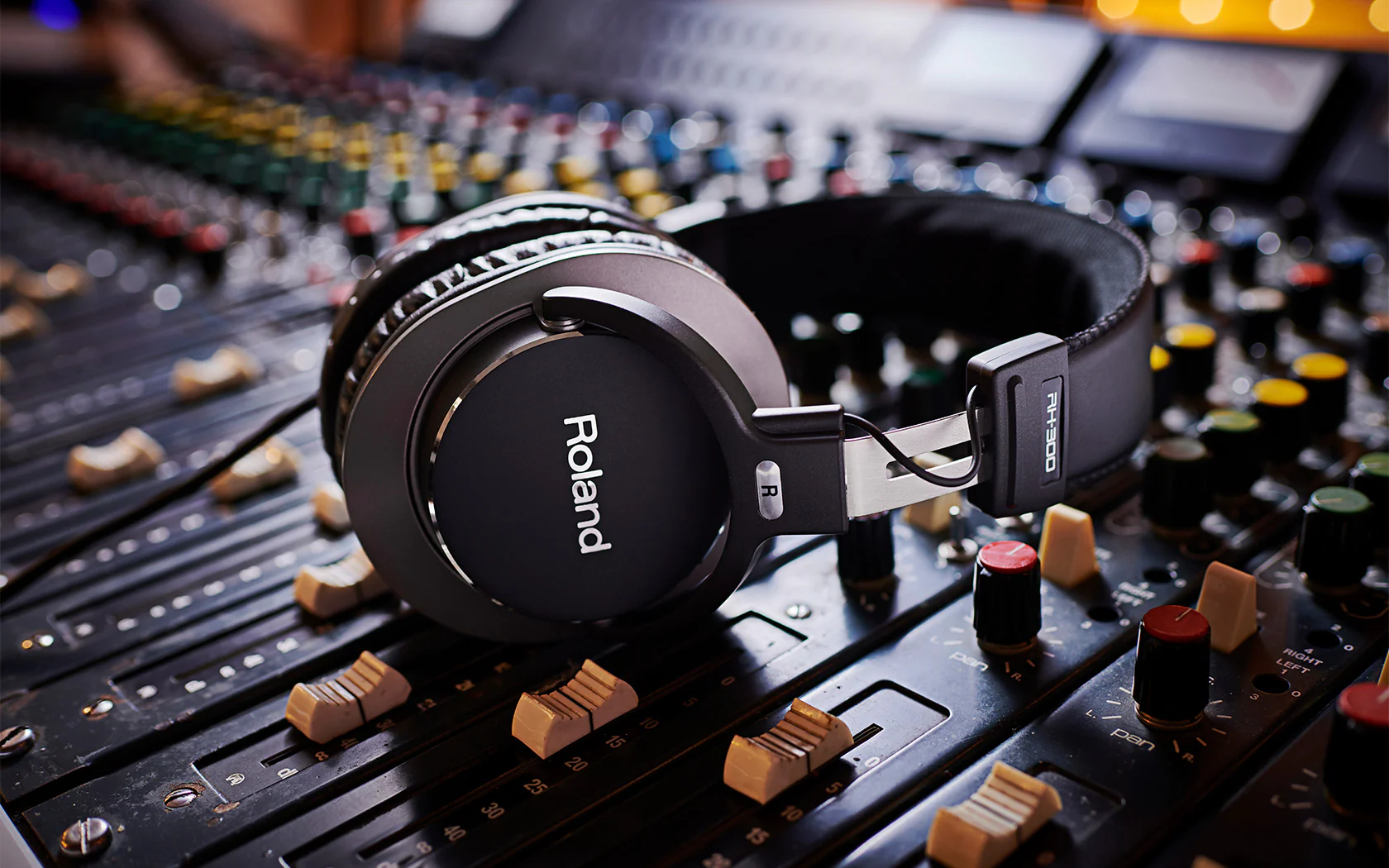 Roland RH-300 Top Of The Range Closed Type Headphones - Image 2