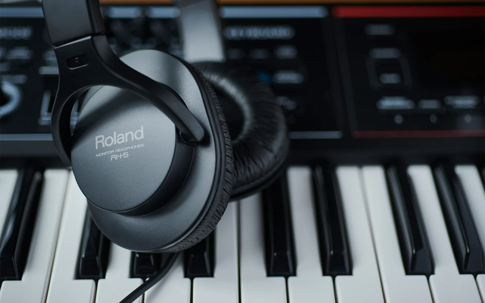 Roland RH-5 Closed Type Stereo Headphones - Image 3