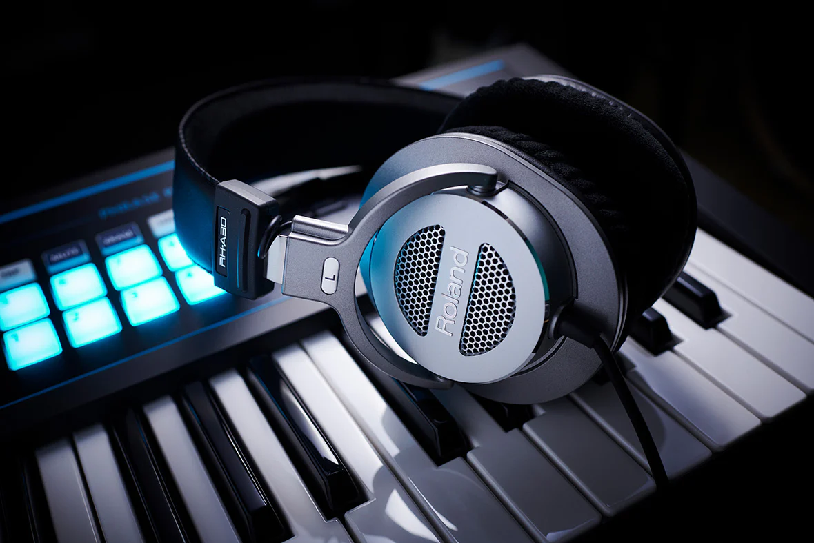 Roland RH-A30 Open Type Stereo Headphones with Pouch - Image 3
