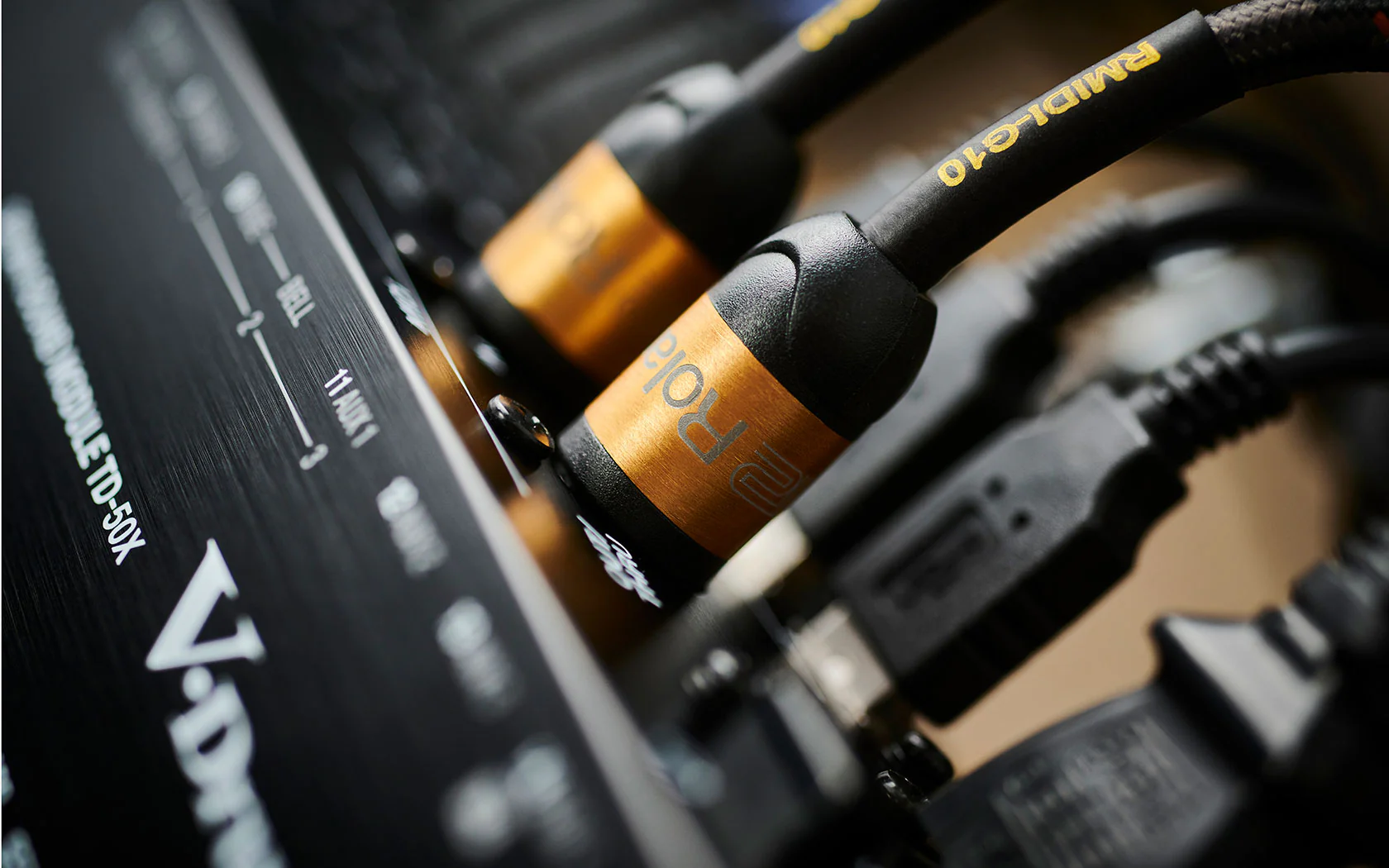 Roland RMIDI-G10 MIDI Cable, 10ft/3m, Gold Series - Image 3