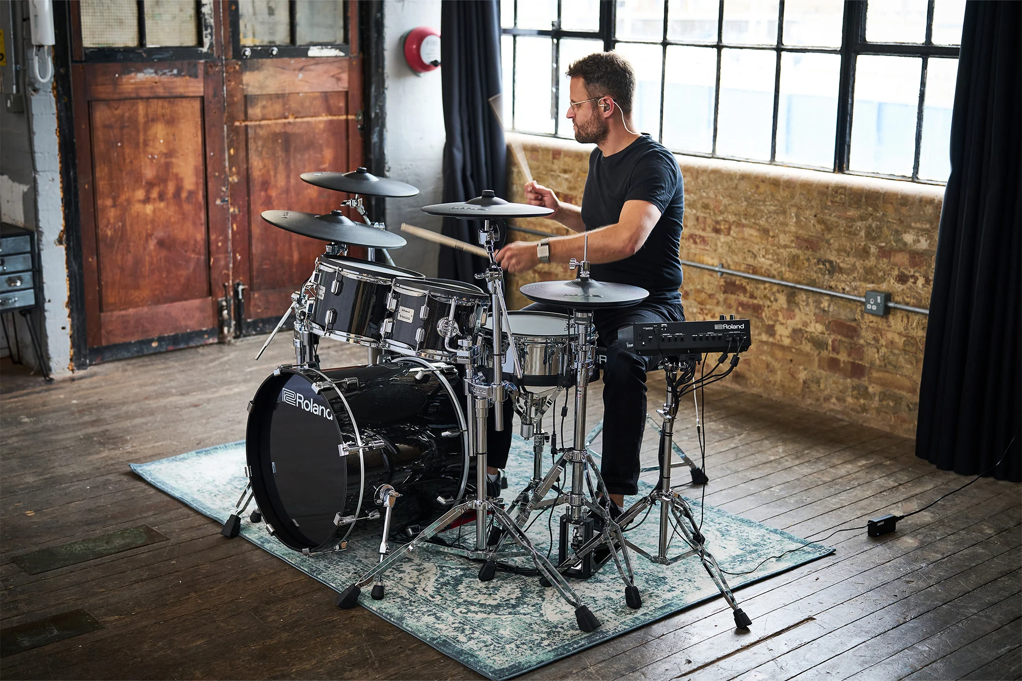 Roland VAD516 V-Drums Acoustic Design Digital Drum Kit with Hardware & Accessories - Image 2